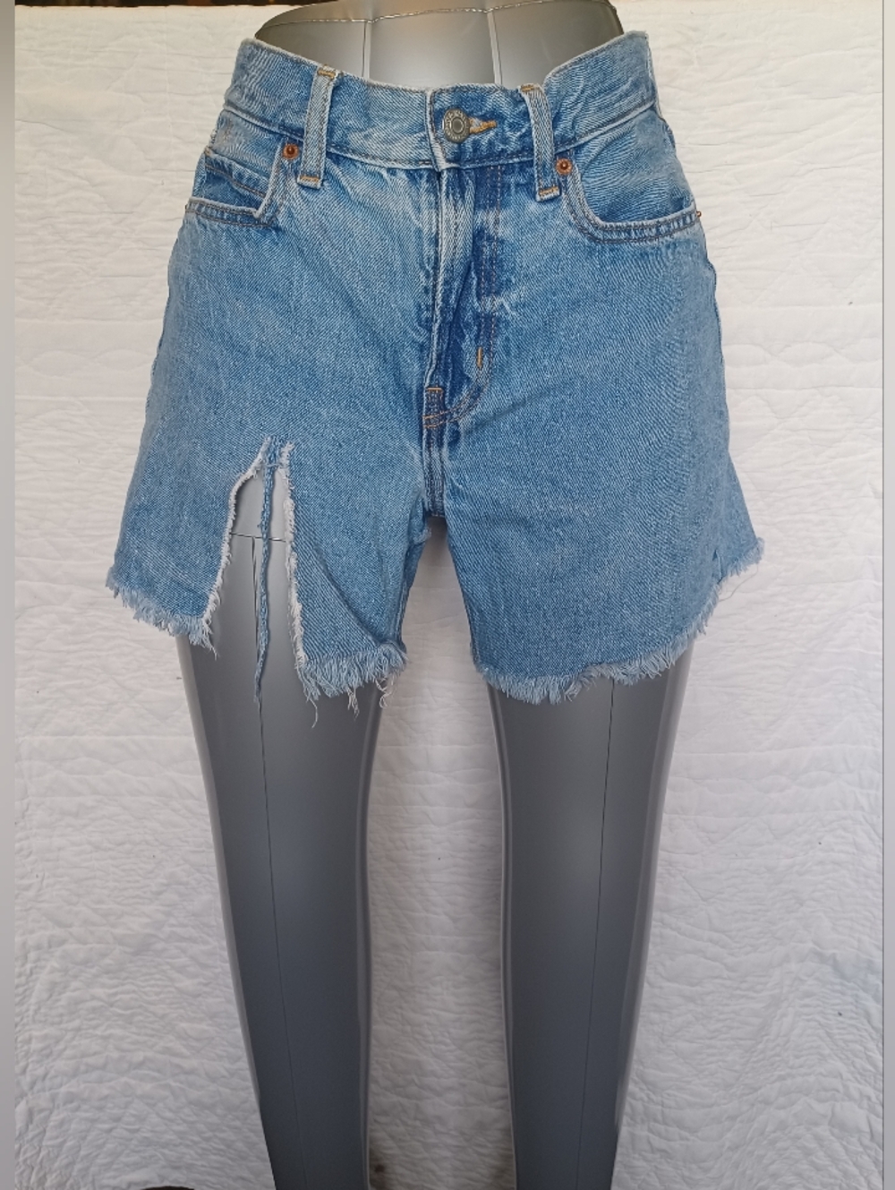 Old Navy Light Blue Wash Frayed Ripped Denim Jean Dad Shorts Medium Jasmine
